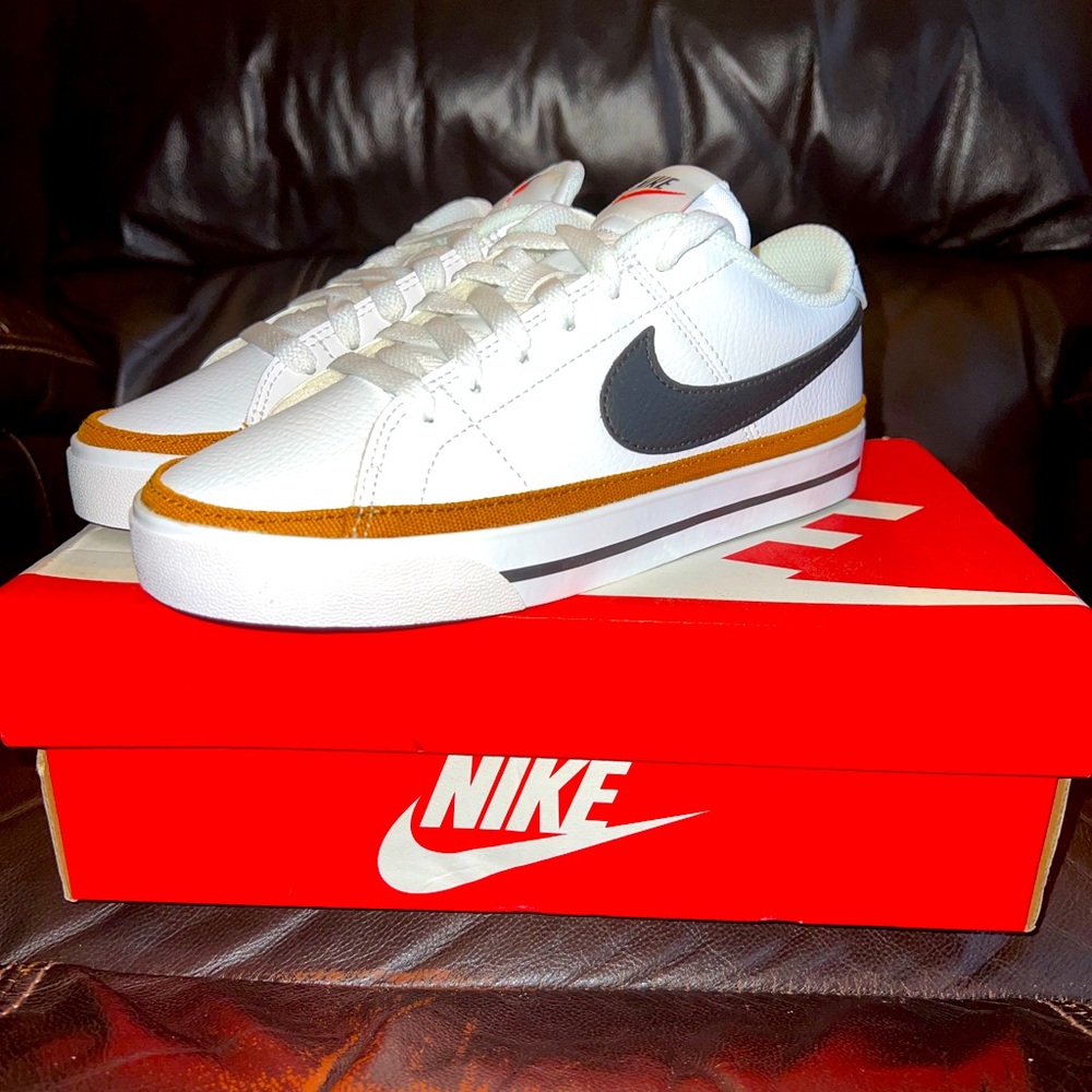 Nike Women’s Legacy Sneaker size 6.5 (New)